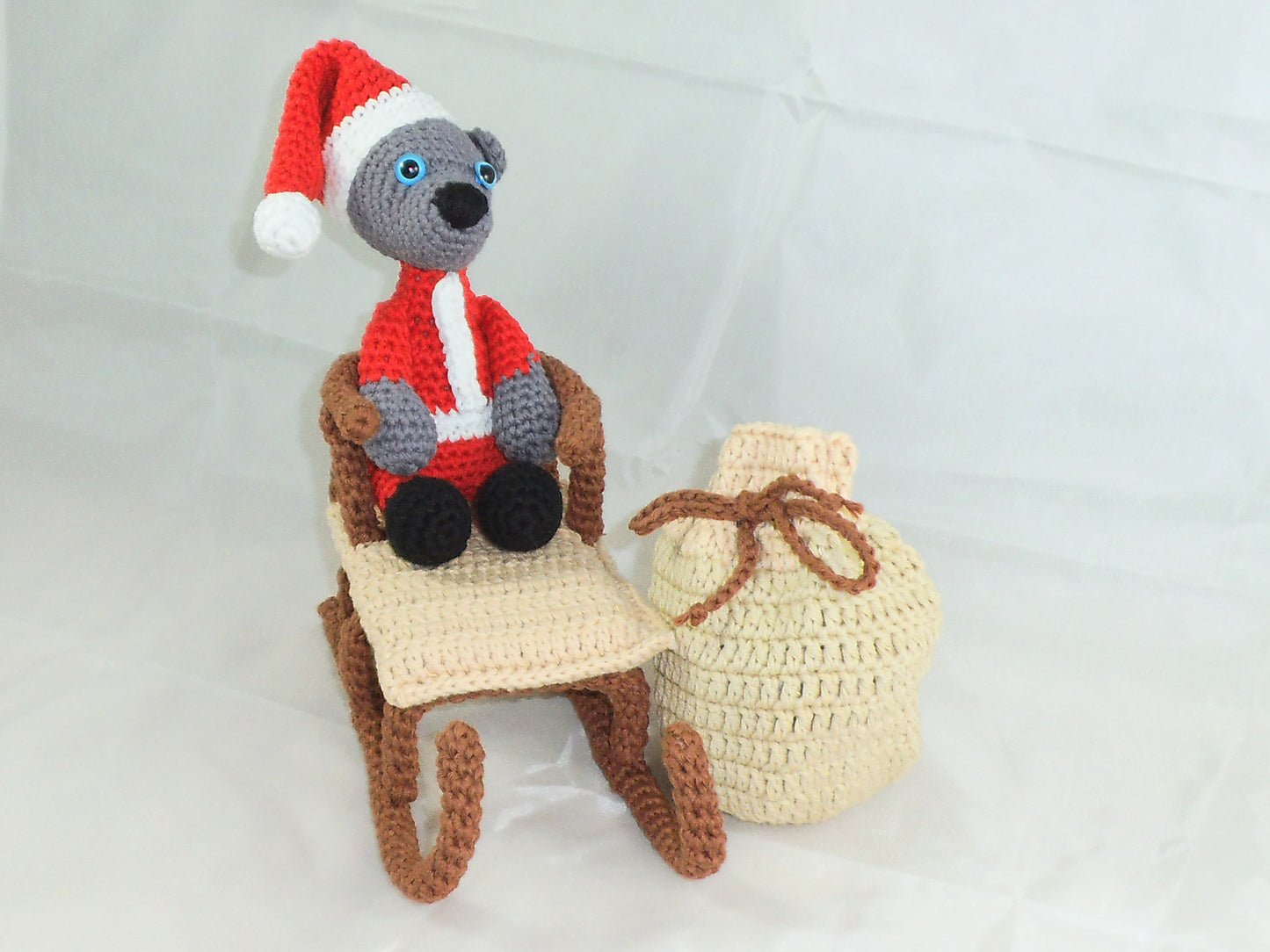 Weihnachtsmann Teddy mit Schlitten und Sack Häkelanleitung